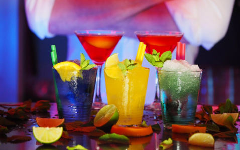 Опаснее водки: Почему лёгкие дамские напитки с градусами «убьют» быстрее крепкого алкоголя — объяснил нарколог Исаев