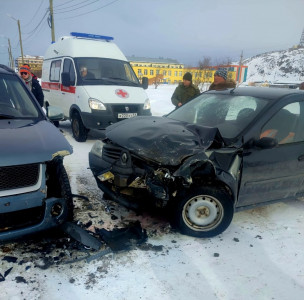 При столкновении двух иномарок в Териберке пострадали три человека