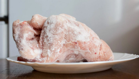 Разморозка мяса за 5 минут: вот как нужно сделать перед приготовлением — никакой микроволновки и кипятка