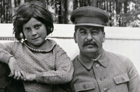 Пыхтел от ярости: Как Сталин расправился со зрелым любовником 16-летней дочери — от гнева едва не задохнулся