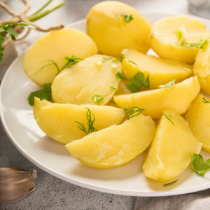 Картошка будет готова через 10 минут: Самый быстрый и вкусный способ приготовления в микроволновке