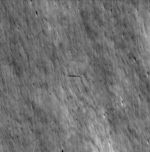 NASA удалось заснять загадочную полосу над Луной: это оказалось совсем не НЛО — разгадка найдена