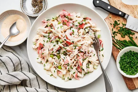 Берём банку фасоли и в считанные минуты готовим изумительный салат: удивит яркостью вкусов — идеально дополнит обед или ужин