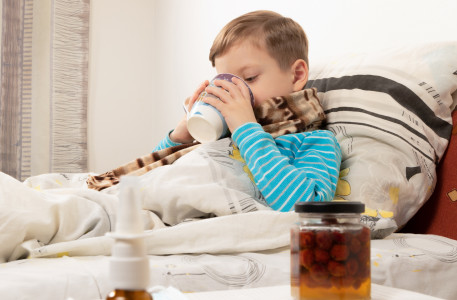 Есть 3 важных признака: аллерголог-иммунолог объяснил, как отличить аллергию от ОРВИ у ребенка