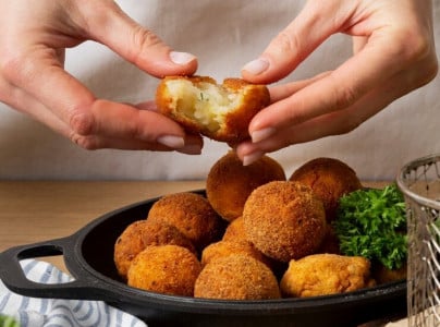 Вместо драников и запеканки: Готовим хрустящие картофельные шарики — нестандартное блюдо покорит любого