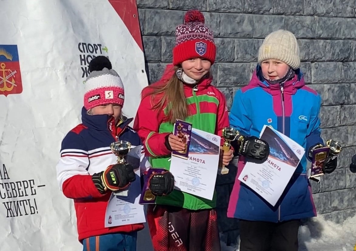 Более 200 молодых спортсменов соревновались за призовые места на областных соревнованиях по горнолыжному спорту в Кировске