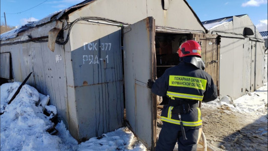 Гараж в Кандалакше чуть не сгорел при пожаре утром 25 апреля