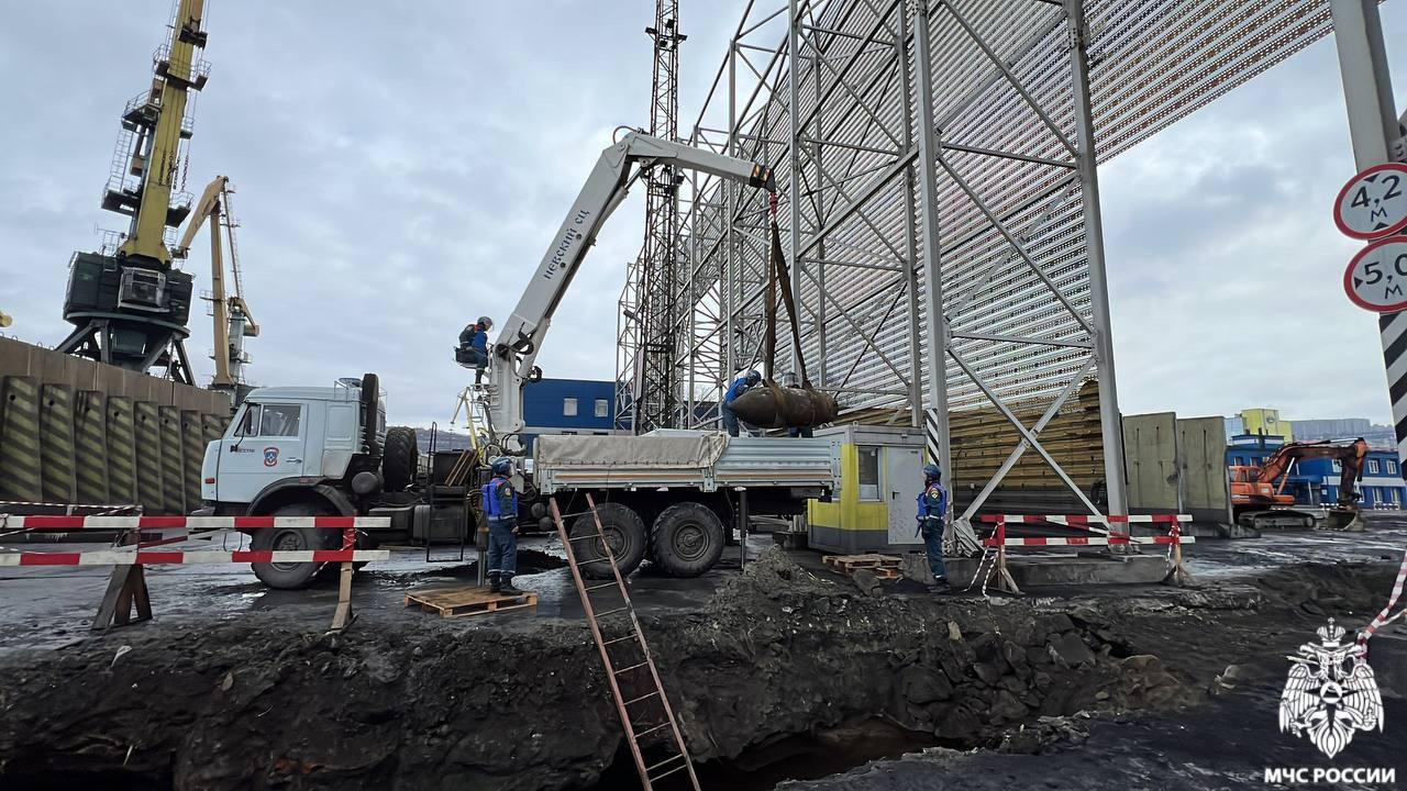 Полутонную авиабомбу извлекли из Мурманского порта и погрузили на спецтехнику