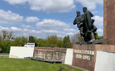 Прямо под День Победы: в Ровно сбросили с постамента 40-летний памятник советским солдатам