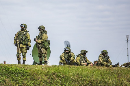 «А если этому солдату дать оружие?»: российский военнослужащий расправился с украинским дроном-камикадзе при помощи вещмешка