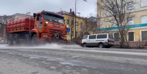 Мурманские дорожники опять моют улицы с шампунем — хоть босиком ходи