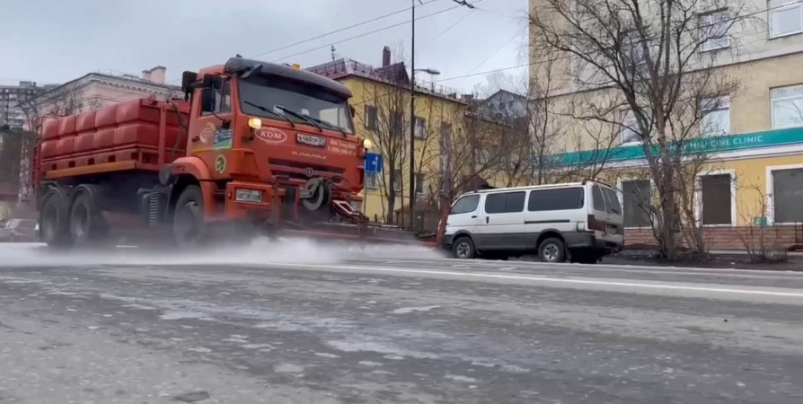 Мурманские дорожники опять моют улицы с шампунем — хоть босиком ходи