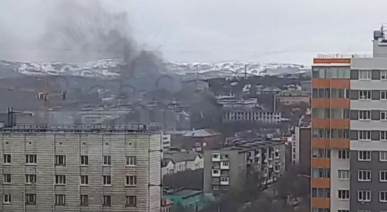 В Больничном городке в Мурманске загорелось заброшенное здание
