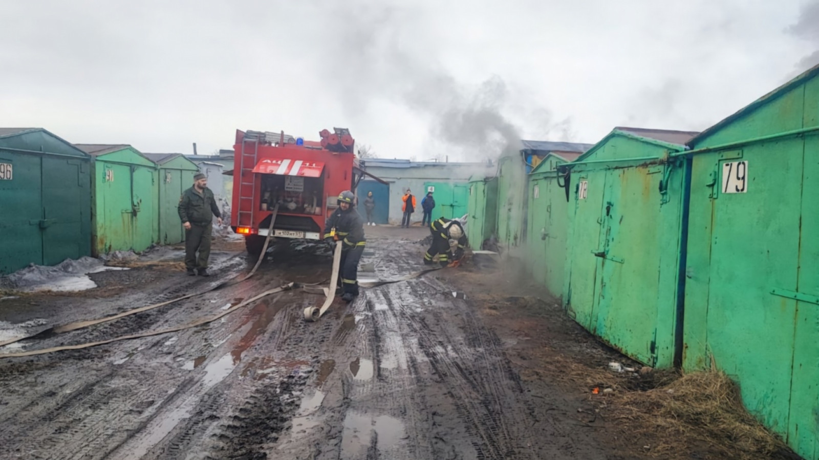 Тушить гараж в кооперативе на Гончарова в Мурманске выехали 7 пожарных
