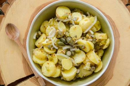 Беру соленые огурцы и пару картофелин: в два счета готовлю вкусный деревенский салат «Тюря» — на даче сметают за один присест