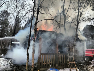 Горящую дачу в Шонгуе тушили 14 человек