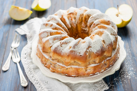 Если в холодильнике есть пачка творога и несколько яблок: готовим вкуснейший пирог вот так — лучше классической шарлотки