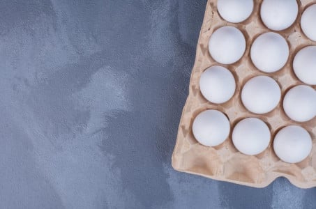 Беру лотки от яиц и раскладываю на грядках с помидорами: гениальный лайфхак — смысл оценят и опытные огородники