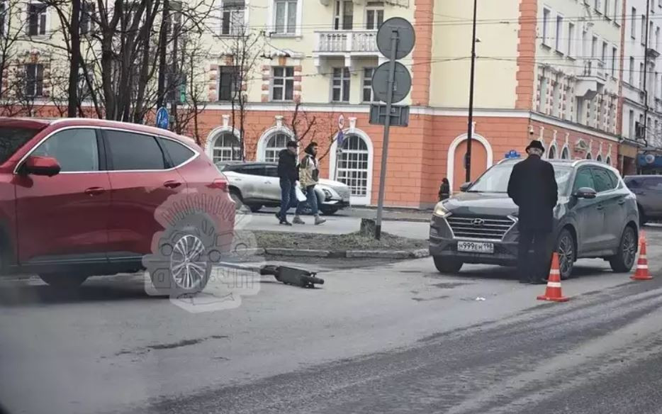 В Мурманске подростки на самокате попали под колеса