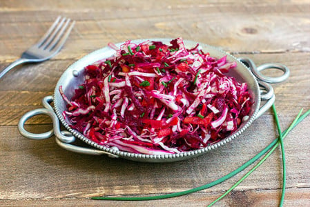 Этот вкусный салат из свёклы домашние требуют каждый день: исчезает со стола за 1 минуту — любимое блюдо Брежнева