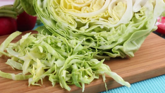 Шинкую капусту и добавлю ещё 2 продукта: простой салат превращается в шедевр — сметают в считаные минуты