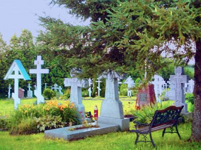 «Этим душу не спасти»: Священник РПЦ объяснил, можно ли вешать фото умерших на памятники