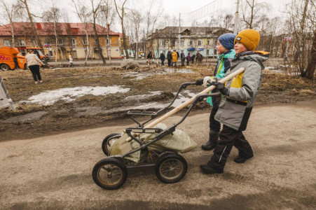 В ходе общегородского субботника мурманчане очистили 44 территории