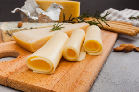 «Не всё то золото, что блестит»: Стал известен простой способ отличить натуральный сыр от фальсификата — без всякой лаборатории