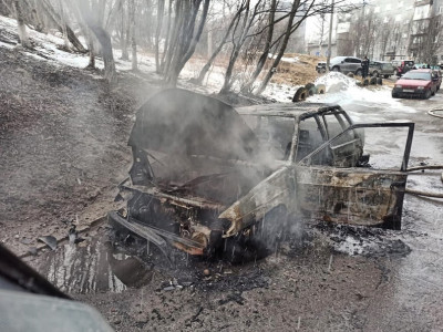 В Мурмашах огонь сделал из легковушки груду металла — сгорела дотла