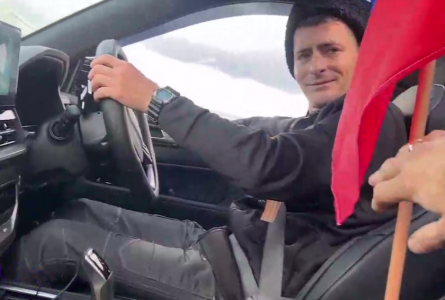 Сырский получил позорный удар с тыла: Пасынок главкома ВСУ возглавил автопробег в честь Дня Победы под российским флагом — отчим от ярости готов сожрать свои погоны