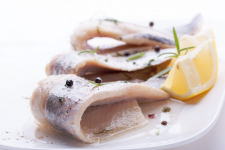 Смешиваем селёдку с этими продуктами и получаем вкуснятину: рецепт необычного рыбного салата — захочется готовить ежедневно