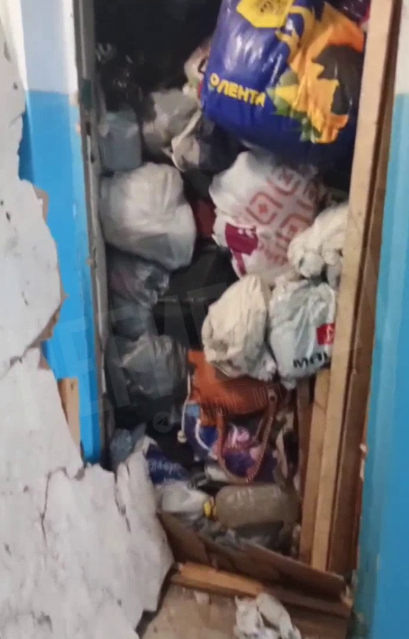 «Опасное соседство»: жильцы мурманской многоэтажки жалуются на забитую мусором квартиру