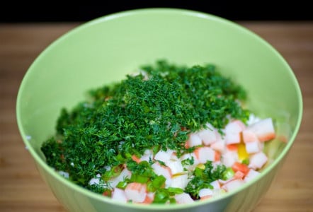 Если в доме остались крабовые палочки: этот салат идеален на обед и ужин — ничего варить не нужно