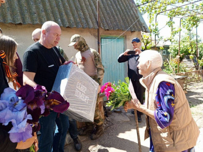 Жители Мурманской области передали подарки ветеранам Приморского района
