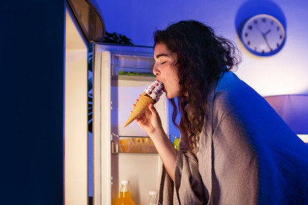 Заклеивать рот скотчем не нужно: врачи рассказали, как справиться с желанием поесть на ночь — легче, чем кажется