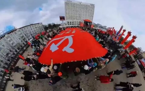В День Победы в Мурманске растянули гигантский флаг