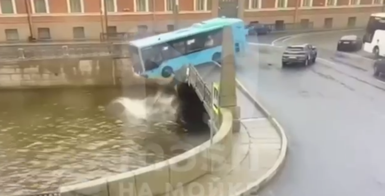 Число погибших в автобусе в холодной воде реки Мойки растет, есть и пострадавшие в состоянии клинической смерти