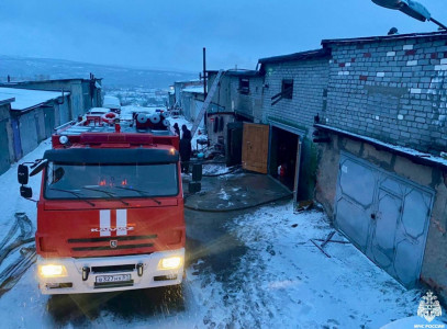 Пожар в гаражном кооперативе в Мурманске тушили 16 человек