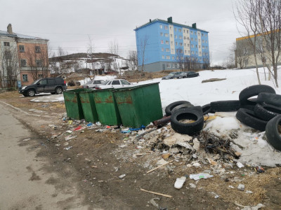 Свалка вместо детской площадки: жители Полярного пожаловались губернатору на помойку за музыкальной школой