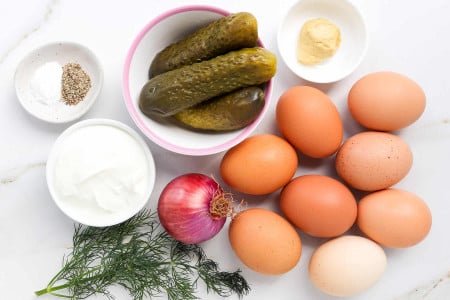 Отвариваю яйца и готовлю простой салат к ужину: всего 4 ингредиента — никогда не надоест