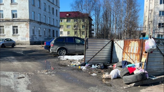 В Росте жителей двора возмущают грязь и разбросанный мусор