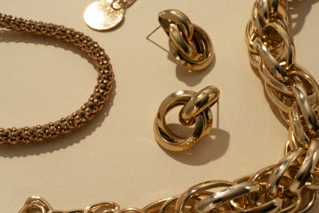 Сотрудница мурманского маркетплейса при возврате товара заменила золотые украшения на бижутерию