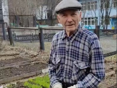 Цветочный сад под окном: мурманский пенсионер высадил во дворе 2000 луковичных
