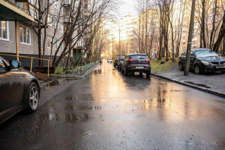 Благоустройство восьми придомовых территорий началось в Мурманске