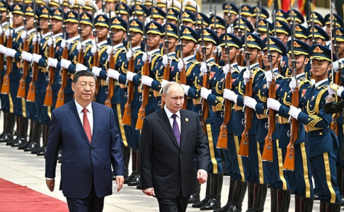 «Друг»: Пекин цветами, триколором и красной дорожкой встречает Путина — как Си Цзиньпин в очередной раз изысканно унизил США и Запад