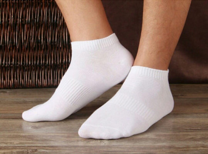 Белые носки всегда будут чистыми: перед выходом из дома нанесите на них это средство — пятки засияют белоснежностью