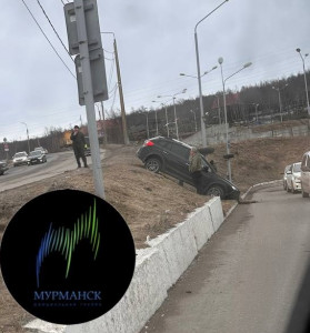 Соцсети: машина вылетела с дороги в Мурманске