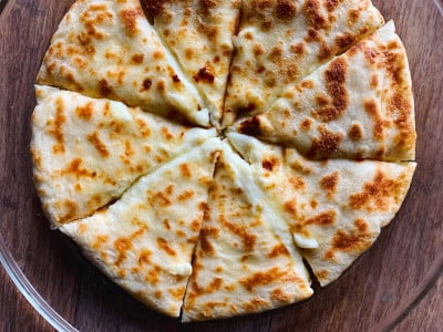 Вместо пирожков и булочек: Хачапури с сыром за 15 минут — не просто блюдо, а памятник культурного наследия Грузии