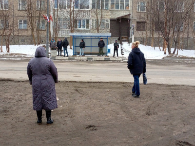 «Будка на троих»: жителей Никеля возмутила новая остановка на Гвардейском проспекте