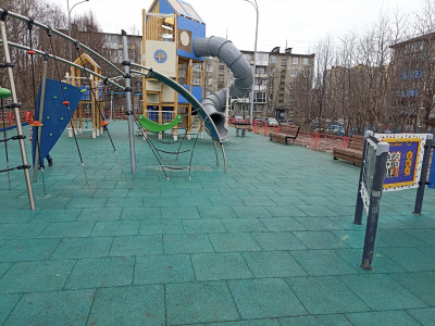 «Без слёз смотреть нельзя»: мурманчане жалуются на качество установки детской площадки